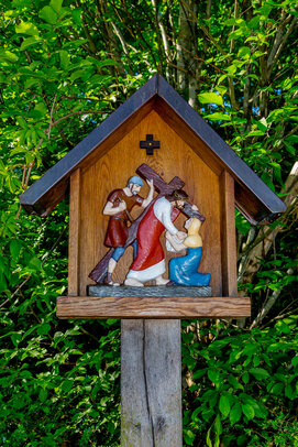 Thumbnail: 06 Veronika reicht Jesus das Schweißtuch _JA 32136 Kreuzweg im neuen Friedhof Hohenried.jpg